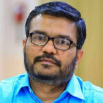 സ്കൂട്ടറിൽ പോകുന്നതിനിടെ യുവതിയുടെ തലയിൽ തേങ്ങ വീണു തുണയായത് ഹെൽമെറ്റ്