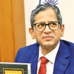 ആട്ടിൻകുഞ്ഞിനെ രക്ഷിക്കുന്നതിനിടയിൽ പൂവൻകോഴി ചത്തു, 500 -ലധികം പേരെ പങ്കെടുപ്പിച്ച് കോഴിയുടെ പതിമൂന്ന്