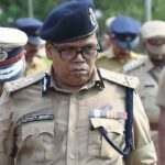 യാത്രക്കാരന്‍ കടത്തിയ സ്വര്‍ണ്ണം കൈക്കലാക്കിയെന്ന് പരാതി; കരിപ്പൂരില്‍ രണ്ട് കസ്റ്റംസ് ഉദ്യോഗസ്ഥരെ സസ്‌പെന്റ് ചെയ്തു