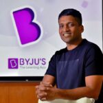 അഞ്ചു മയക്കുവെടിയേറ്റ അരിക്കൊമ്പന്റെ കാലുകൾ വടംകൊണ്ട് കെട്ടാൻ ശ്രമം തുടരുന്നു