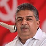 പാമ്പുകടിയേറ്റ് ഒന്നര വയസുള്ള മകൾ മരിച്ചു; മൃതദേഹം ചുമന്ന് അമ്മ നടന്നത് 6 കിലോമീറ്റർ