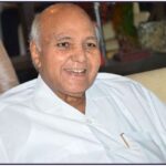 കരിപ്പൂരിൽ ഇറക്കേണ്ട വിമാനം നെടുമ്പാശേരി വിമാനത്താവളത്തിൽ ഇറക്കി;വിമാനത്തിൽ നിന്നിറങ്ങില്ല എന്ന നിലപാടിൽ യാത്രക്കാർ