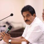 യാത്ര നിരോധിച്ച മൂന്നാര്‍ ഗ്യാപ് റോഡിലൂടെ കുട്ടികളുമായി സ്കൂൾ ബസ്;ബസ് തടഞ്ഞ് തിരിച്ചയച്ച് പൊലീസ്