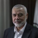 ദുരന്തം വിതച്ച മുണ്ടക്കൈ ഗ്രാമം; തകര്‍ന്നടിഞ്ഞ വീടുകള്‍ക്കുള്ളില്‍ കസേരയില്‍ ഇരിക്കുന്ന നിലയിലും കട്ടിലില്‍ കിടക്കുന്ന നിലയിലും മൃതദേഹങ്ങള്‍; കരള്‍ അലിയിപ്പിക്കുന്ന കാഴ്ചകള്‍