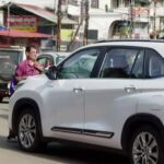 ഇരുമുടിക്കെട്ടുമായി പടി ചവിട്ടി അയ്യപ്പനെ വണങ്ങി രാഷ്ട്രപതി; സന്നിധാനത്ത് പൂർണകുംഭം നൽകി സ്വീകരണം