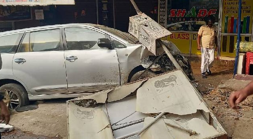 നിയന്ത്രണം വിട്ട ഇന്നോവ കടയിലേക്ക് ഇടിച്ച് കയറി; യുവതിക്ക് പരിക്ക്