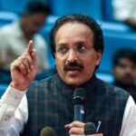പെല്ലറ്റ് ഗൺ ആക്രമണം: പരാതിപ്പെട്ടിട്ടും കേസെടുത്തില്ല; പൊലീസ് സ്റ്റേഷന് മുന്നിൽ പ്രതിഷേധവുമായി രാഹുൽ ​ഗാന്ധി