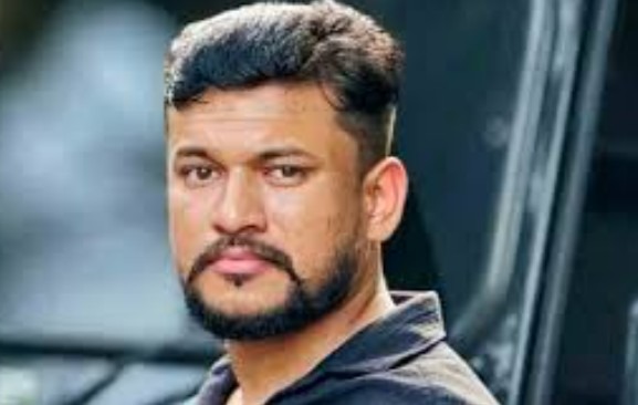 അര്‍ജുന്‍ ആയങ്കിയുടെ വീട്ടില്‍ പൊലീസ് പരിശോധന; മൊബൈല്‍ ഫോണ്‍ കണ്ടെത്താന്‍ ശ്രമം
